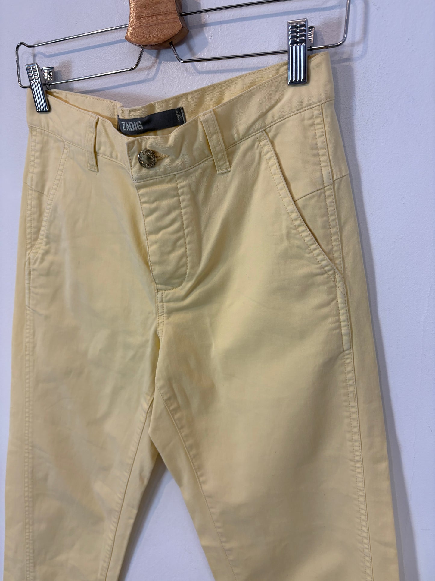 ZADIG & VOLTAIRE. Pantalón amarillo claro abotonado