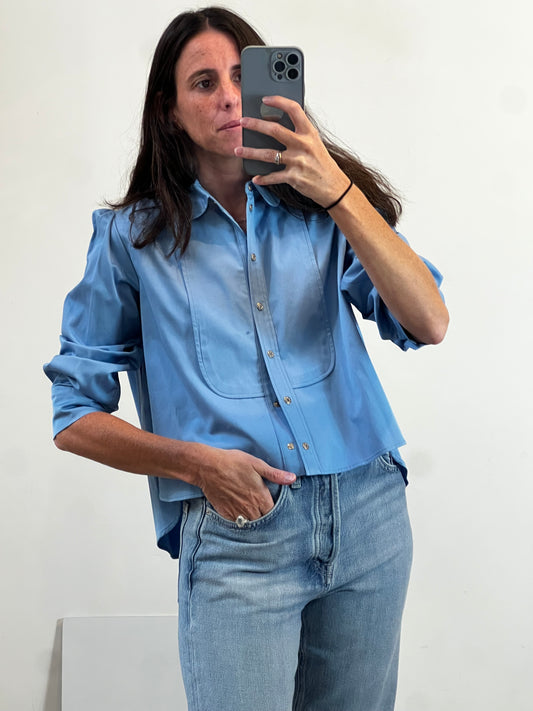 MAJE .Camisa azul claro asimétrica