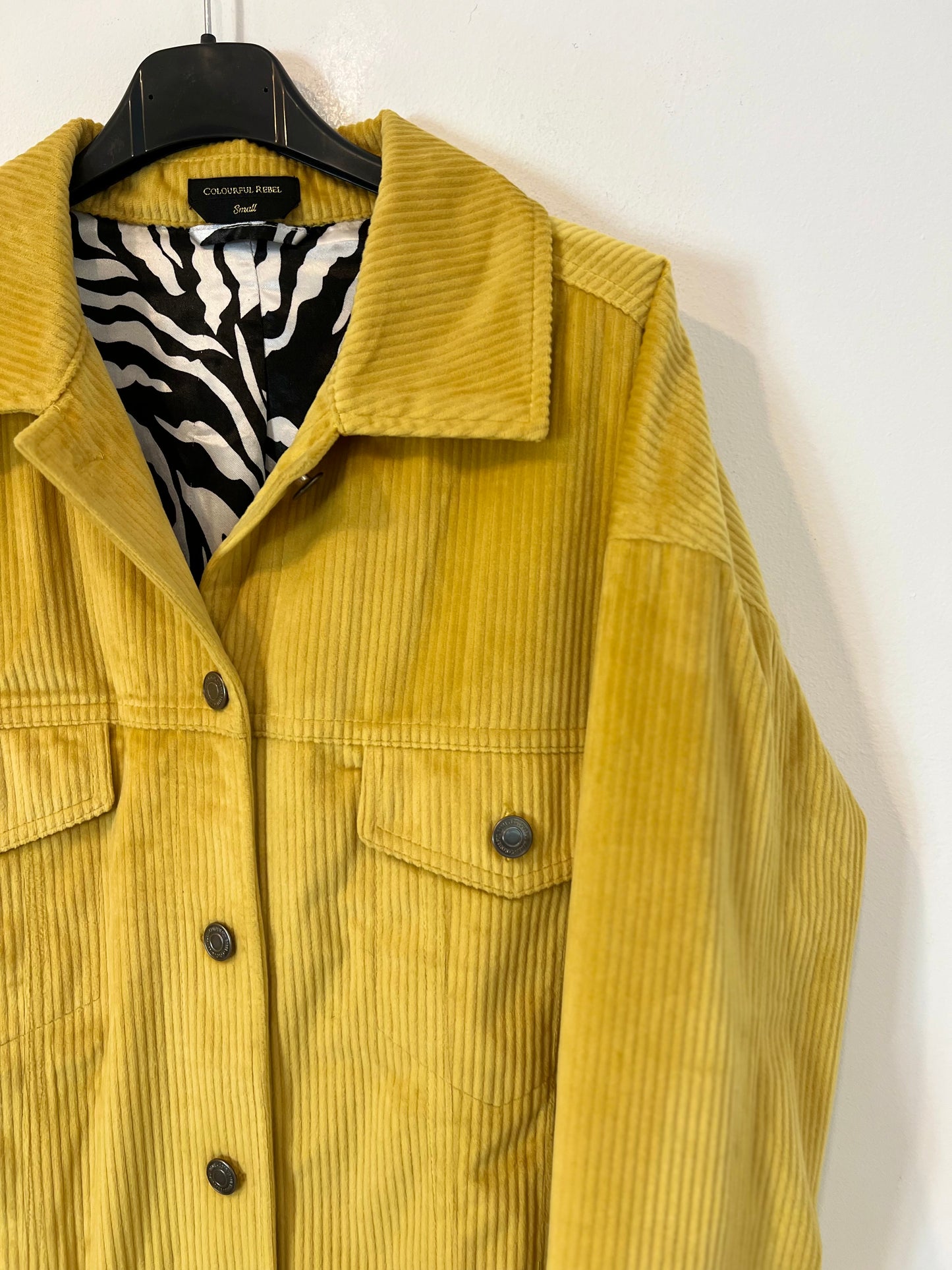 COLOURFUL REBEL. Chaqueta pana amarilla T.s