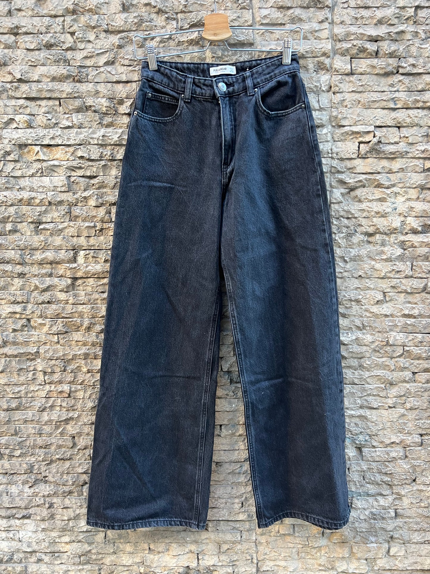 PULL&BEAR. Denim negro pata ancha. T 34