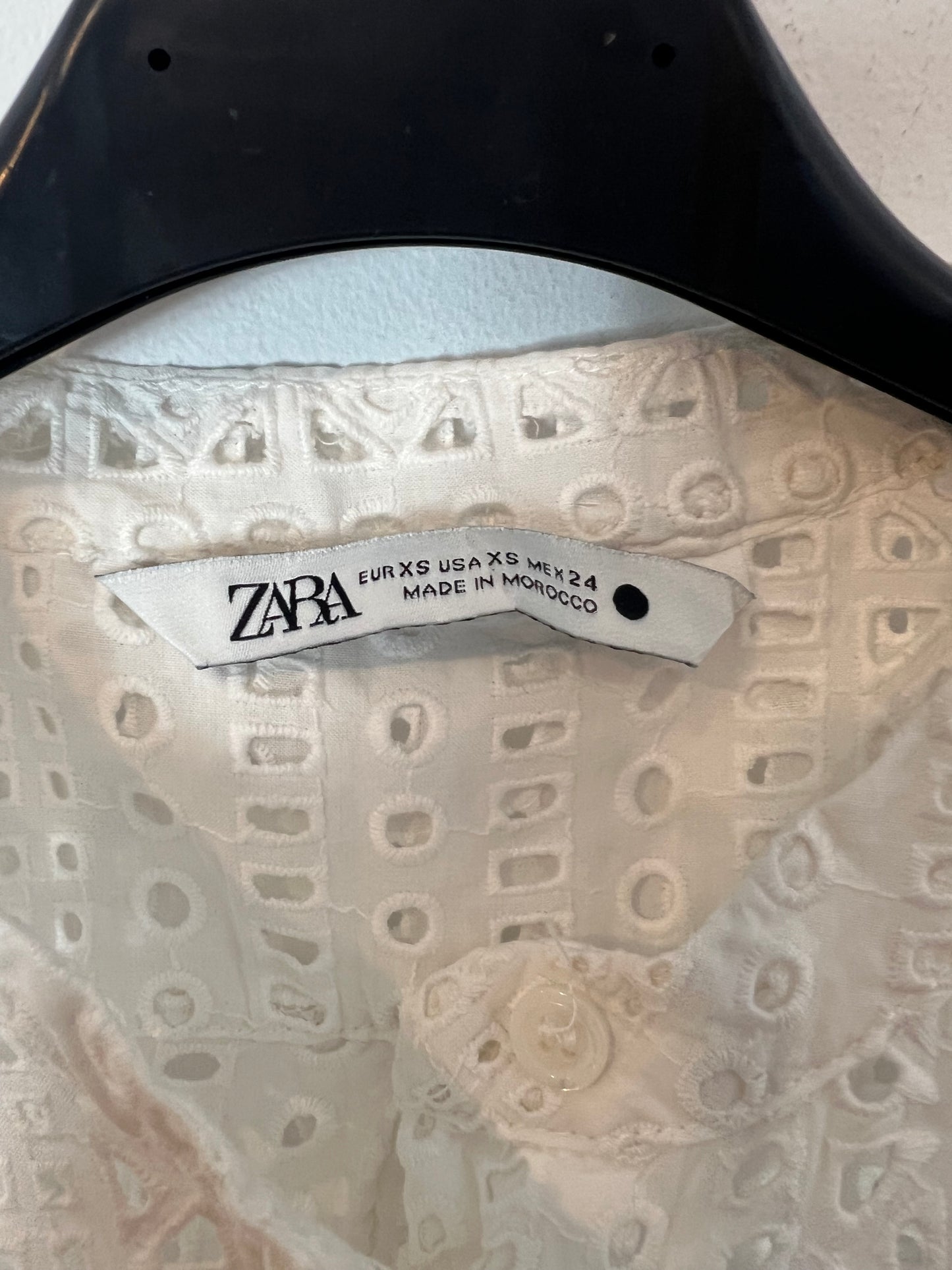 ZARA. Sobre camisa blanca troquelada T.xs