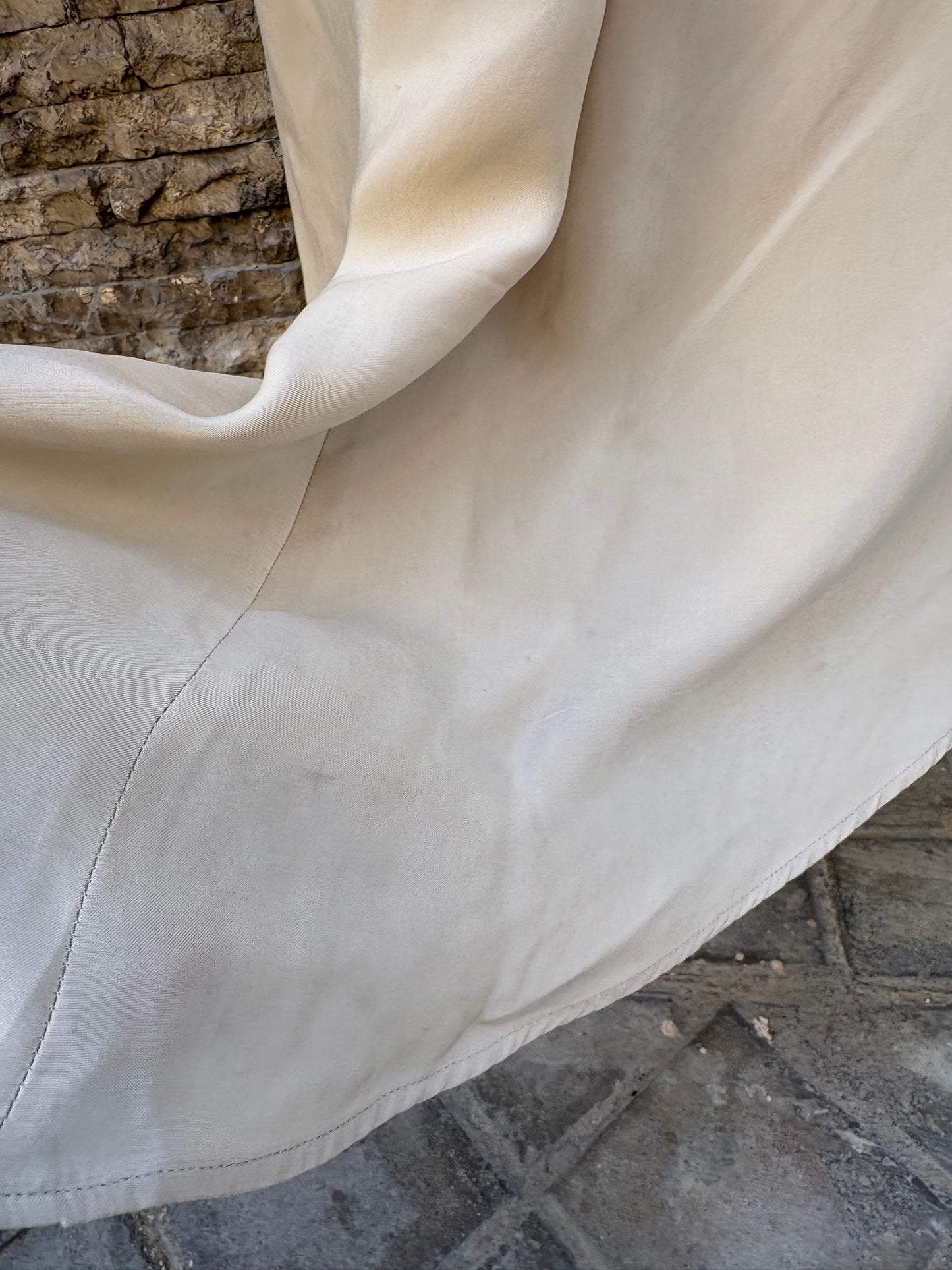 TBA. Vestido beige detalles
