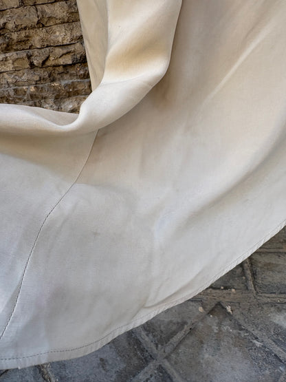 TBA. Vestido beige detalles