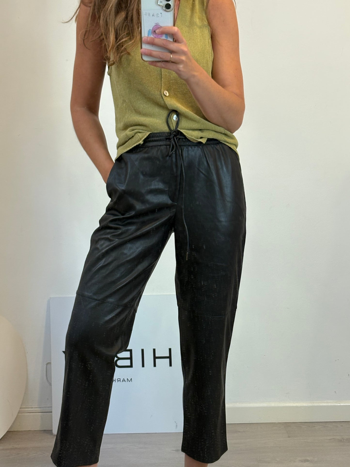 MANGO. Pantalón negro efecto piel