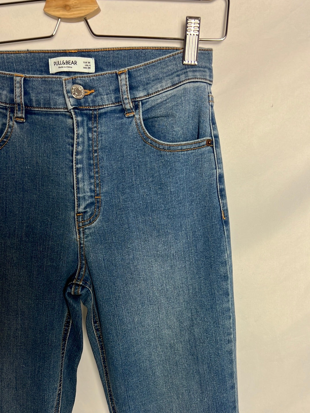 PULL&BEAR. Pantalón denim campana elástico. T 36