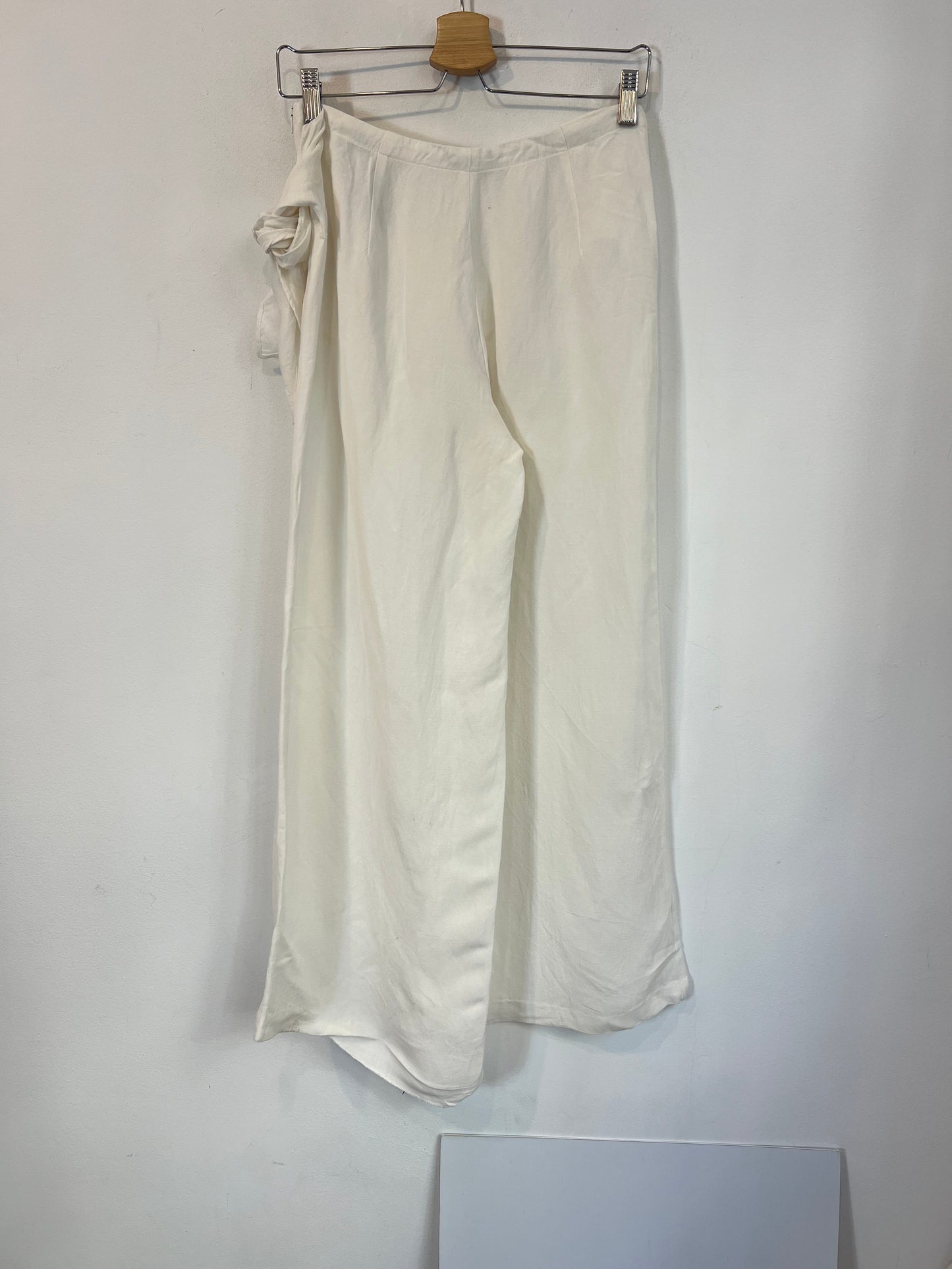 MASSIMO DUTTI. Pantalón blanco lazada mezcla