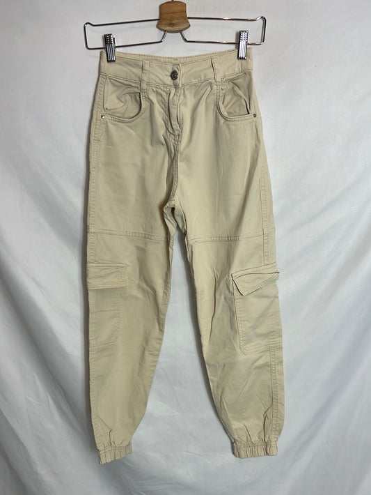 BERSHKA. Pantalón beige cargo.T 32