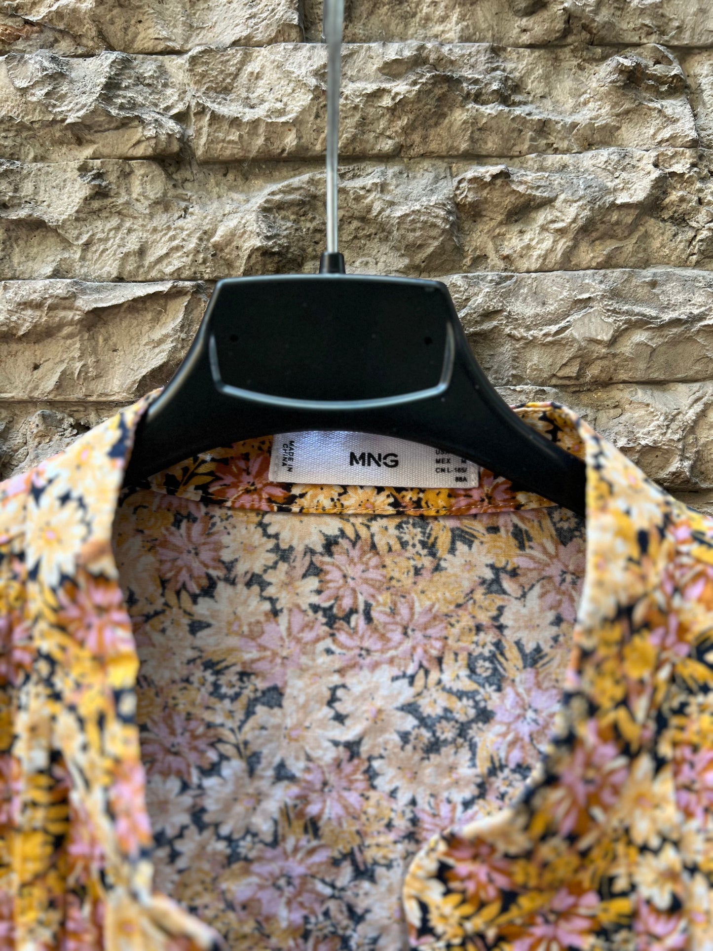 MANGO. Blusa mostaza flores T.s