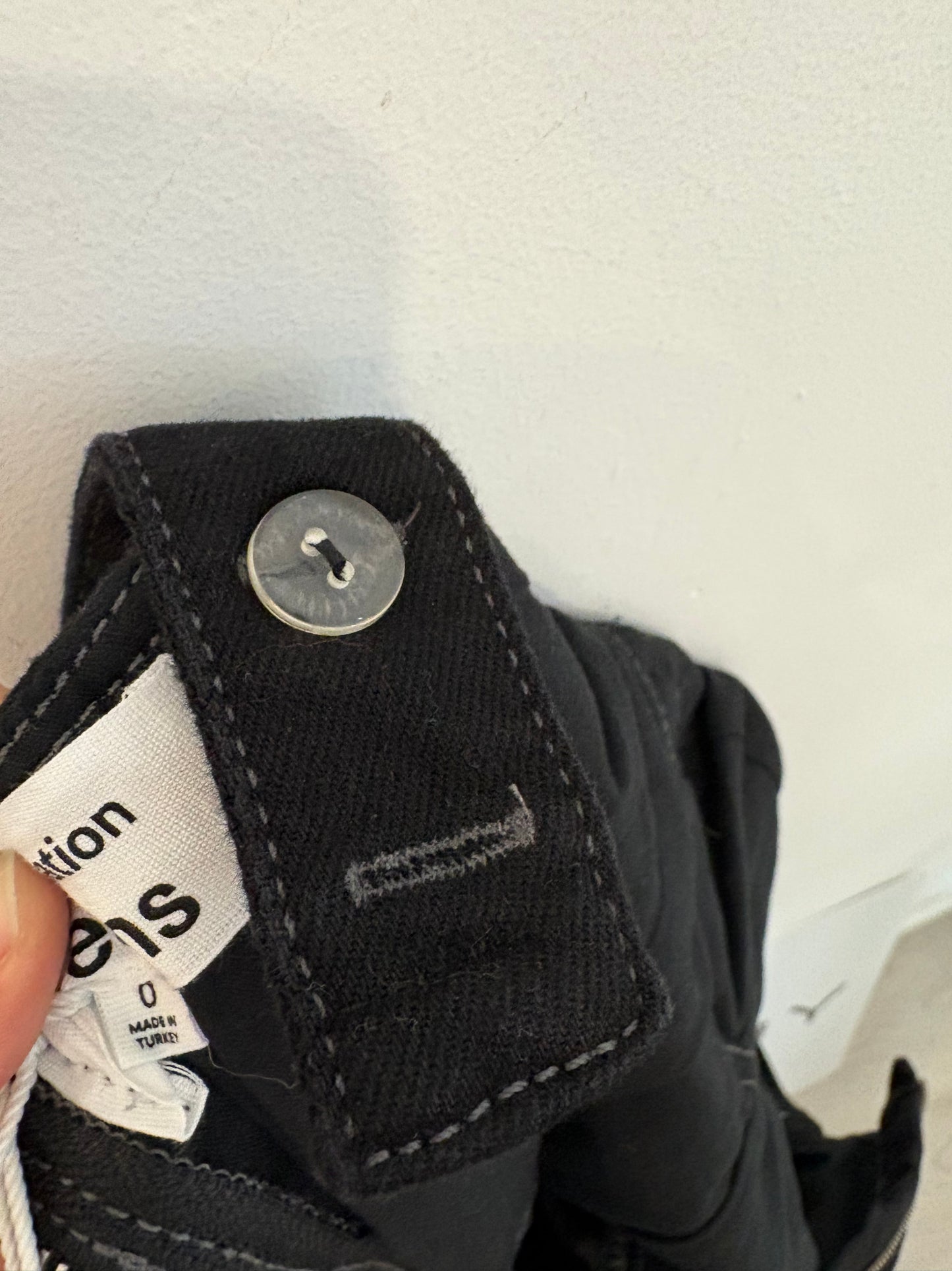REFORMATION. Mono negro denim
