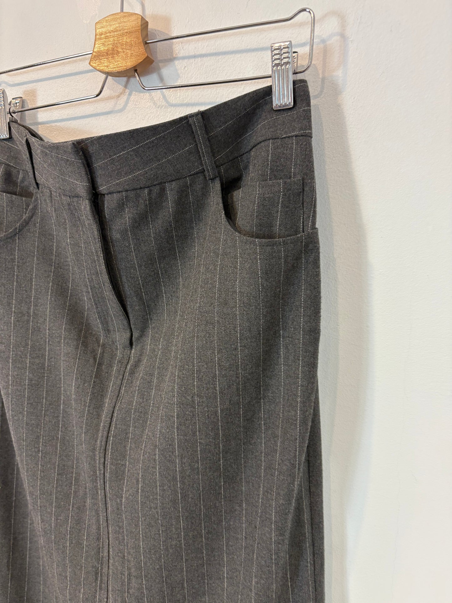 ZARA. Falda midi gris rayas