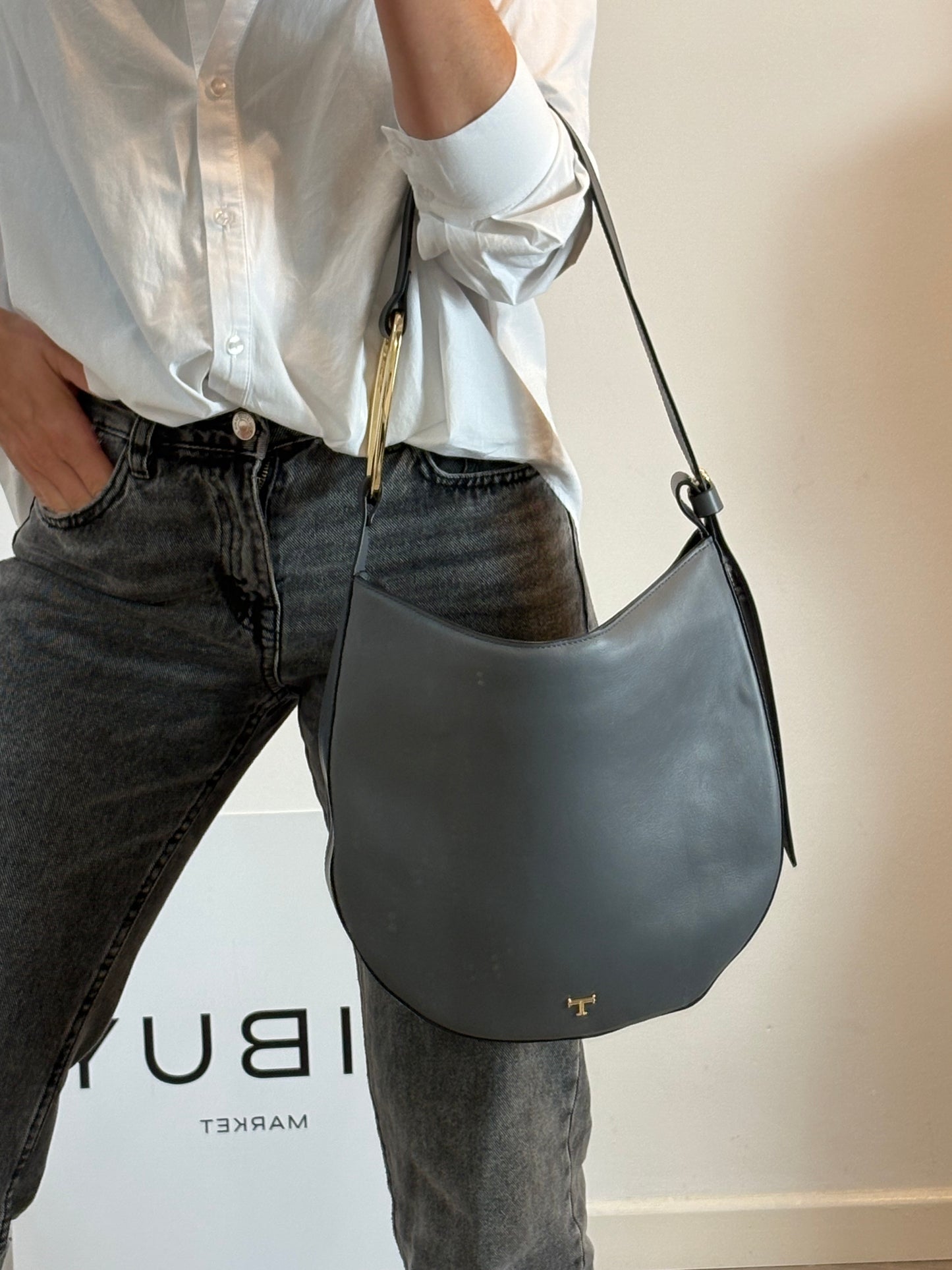 LATOUCHE. Bolso mediano piel plomo