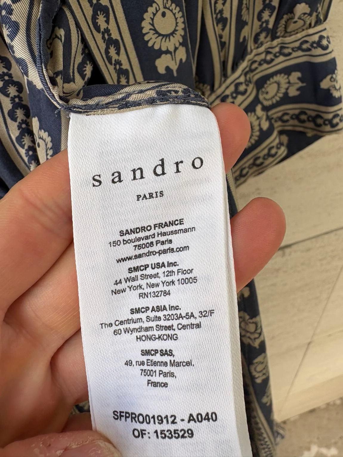 SANDRO. Vestido largo cruzado seda