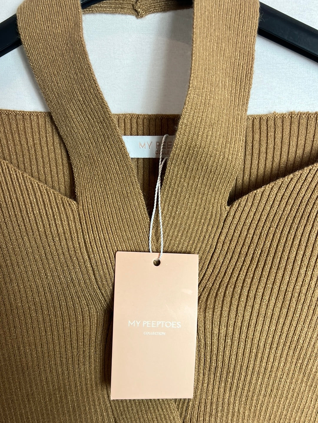 MY PEEPTOES. Camel ribbed sweater with neck detail. TS
