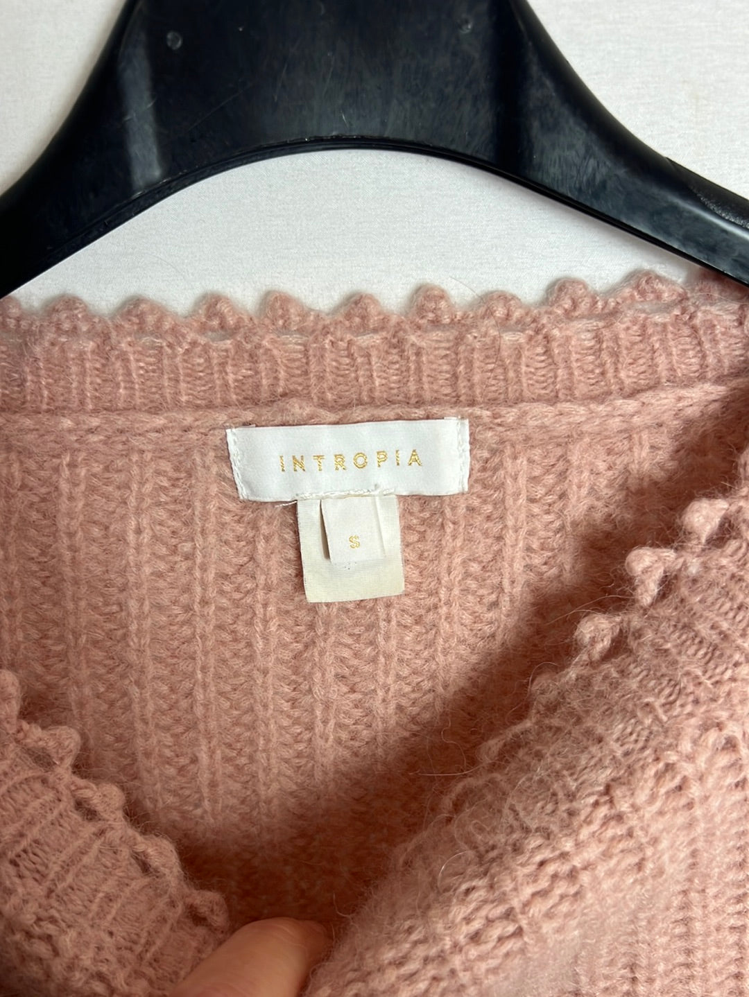 INTROPIA. Jersey rosa lana detalle cuello y puños. T S