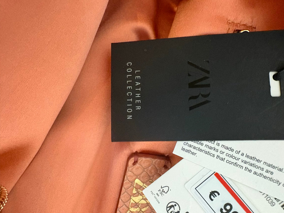 ZARA. Pouch de piel con relieve edición limitada