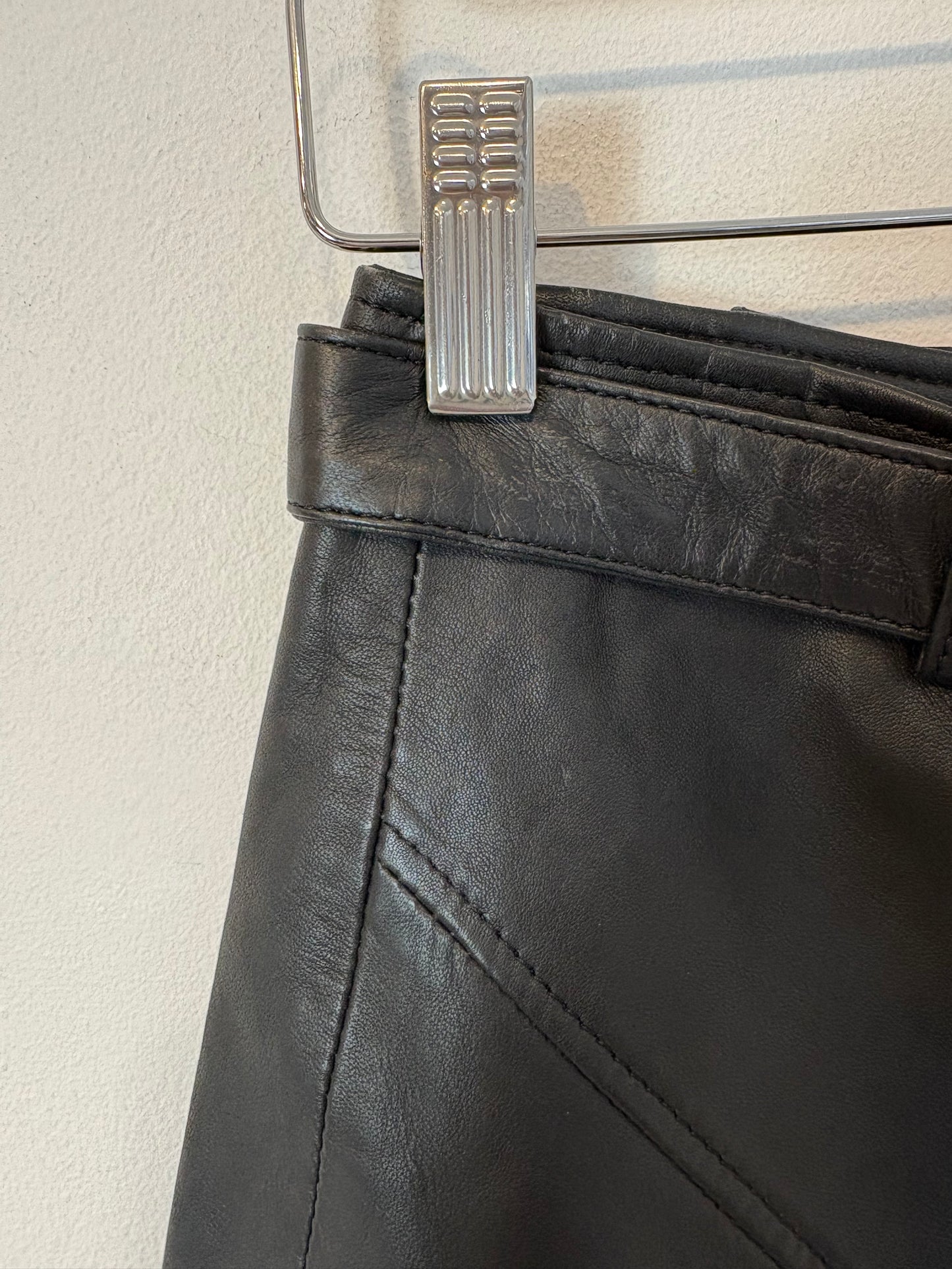 SCALPERS. Falda corta piel