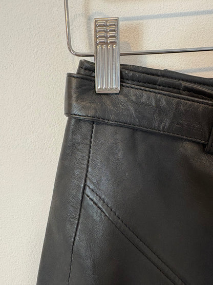 SCALPERS. Falda corta piel