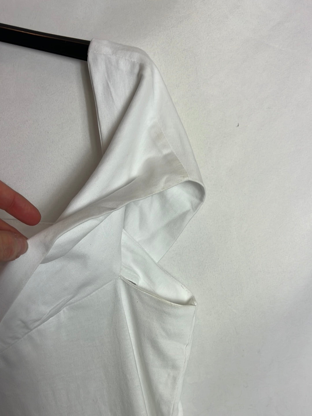 SCALPERS. White T-shirt with shoulder detail. TS