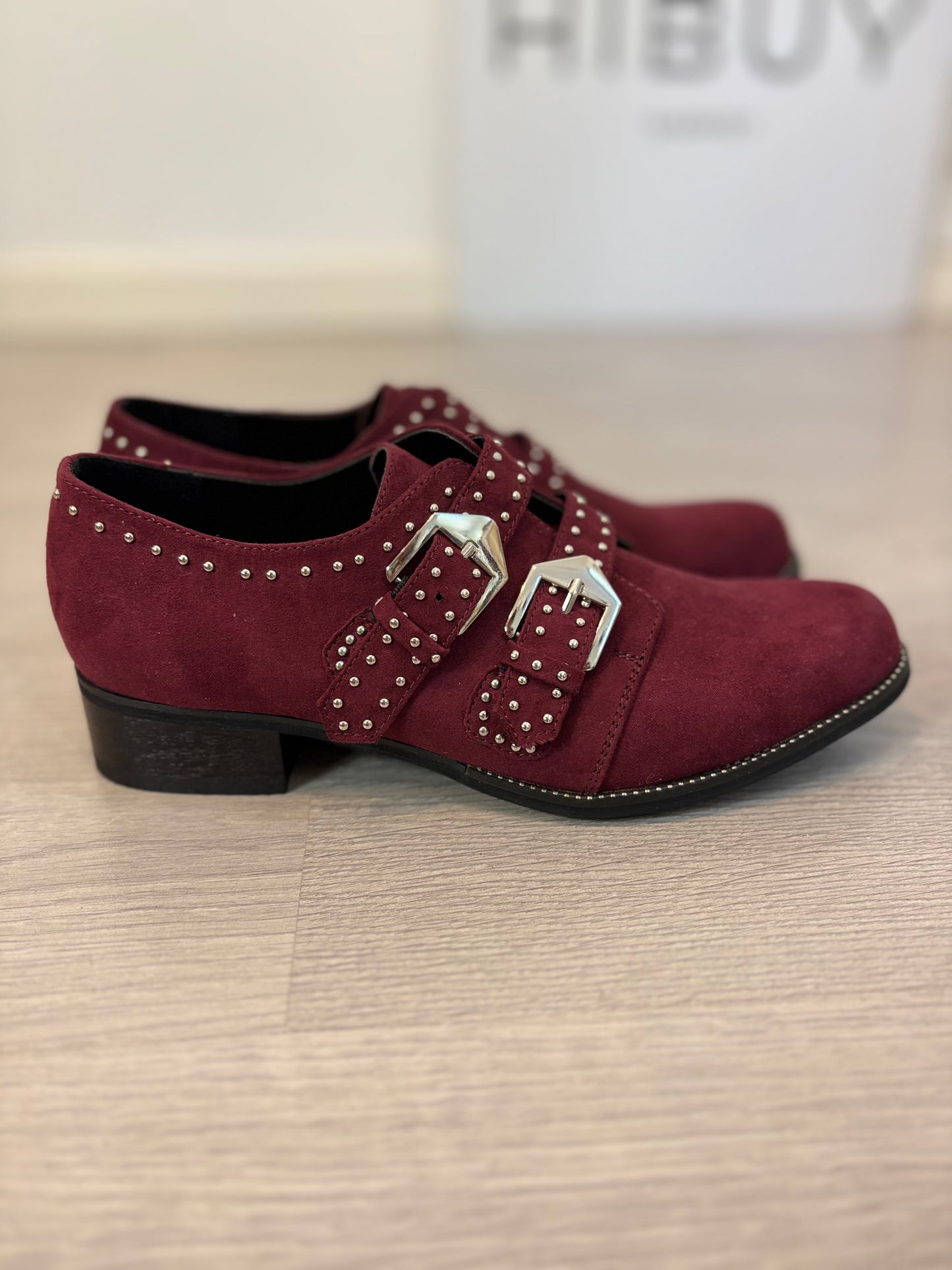 PICCOLA PIU. Zapatos burdeos tachuelas. T 40