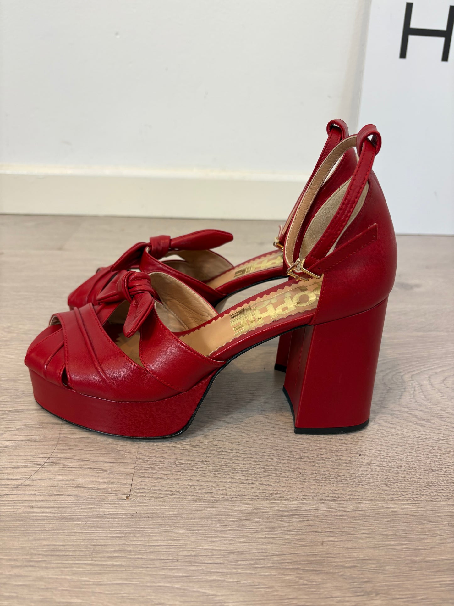 SOPHIE&LUCIE. Sandalia piel roja plataforma. T 38