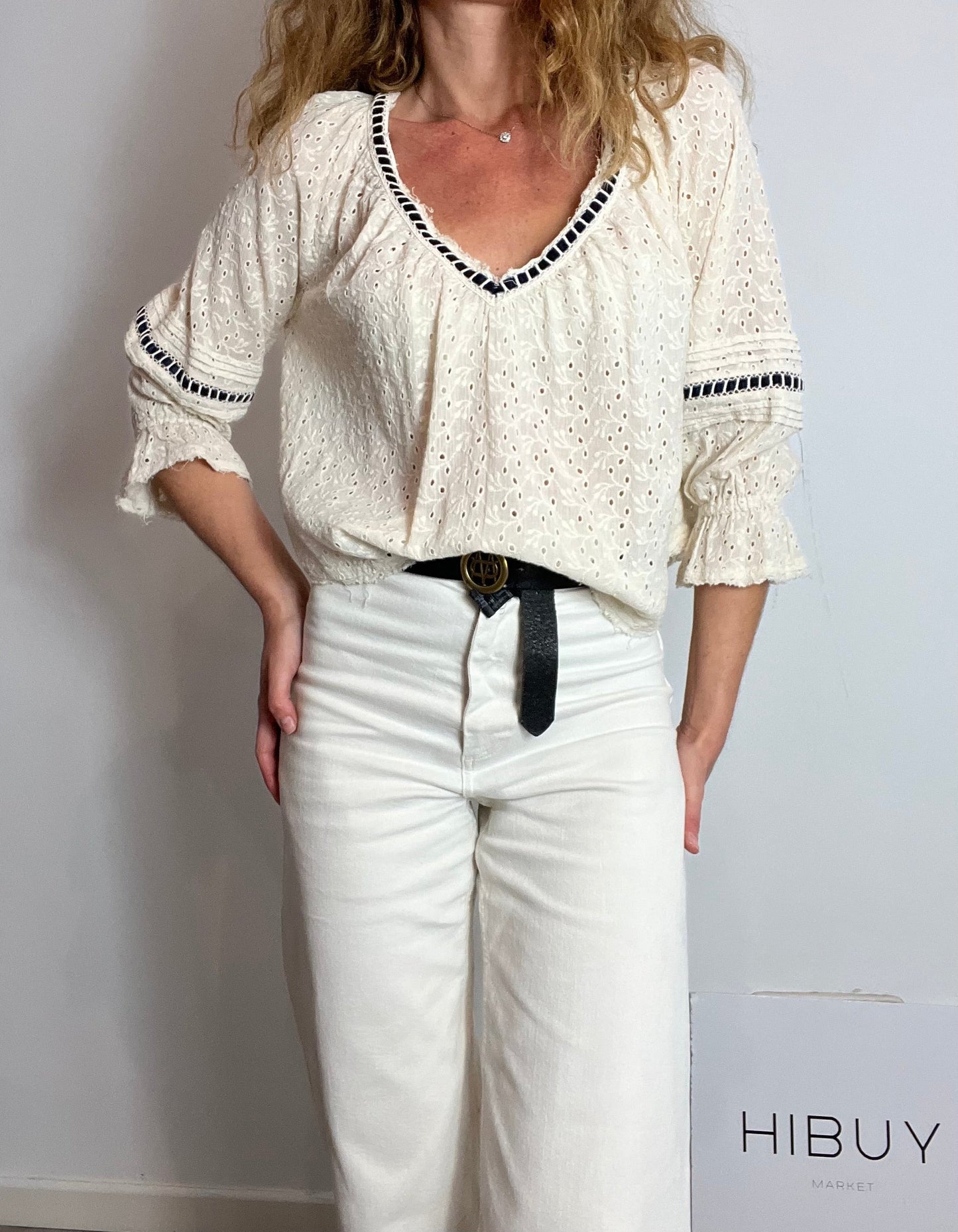 FREE PEOPLE. Beige die-cut blouse. T XS
