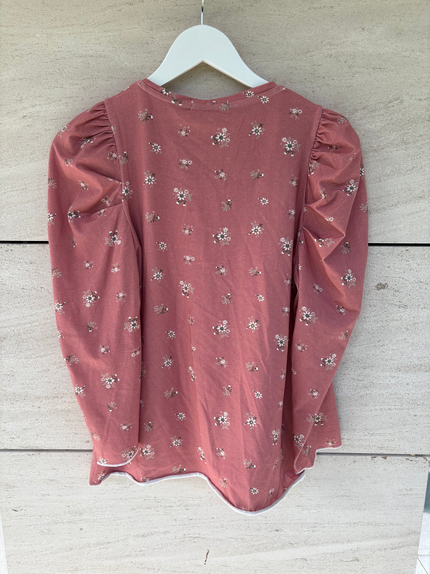 KOTIDINAO. Camiseta flores detalle hombro