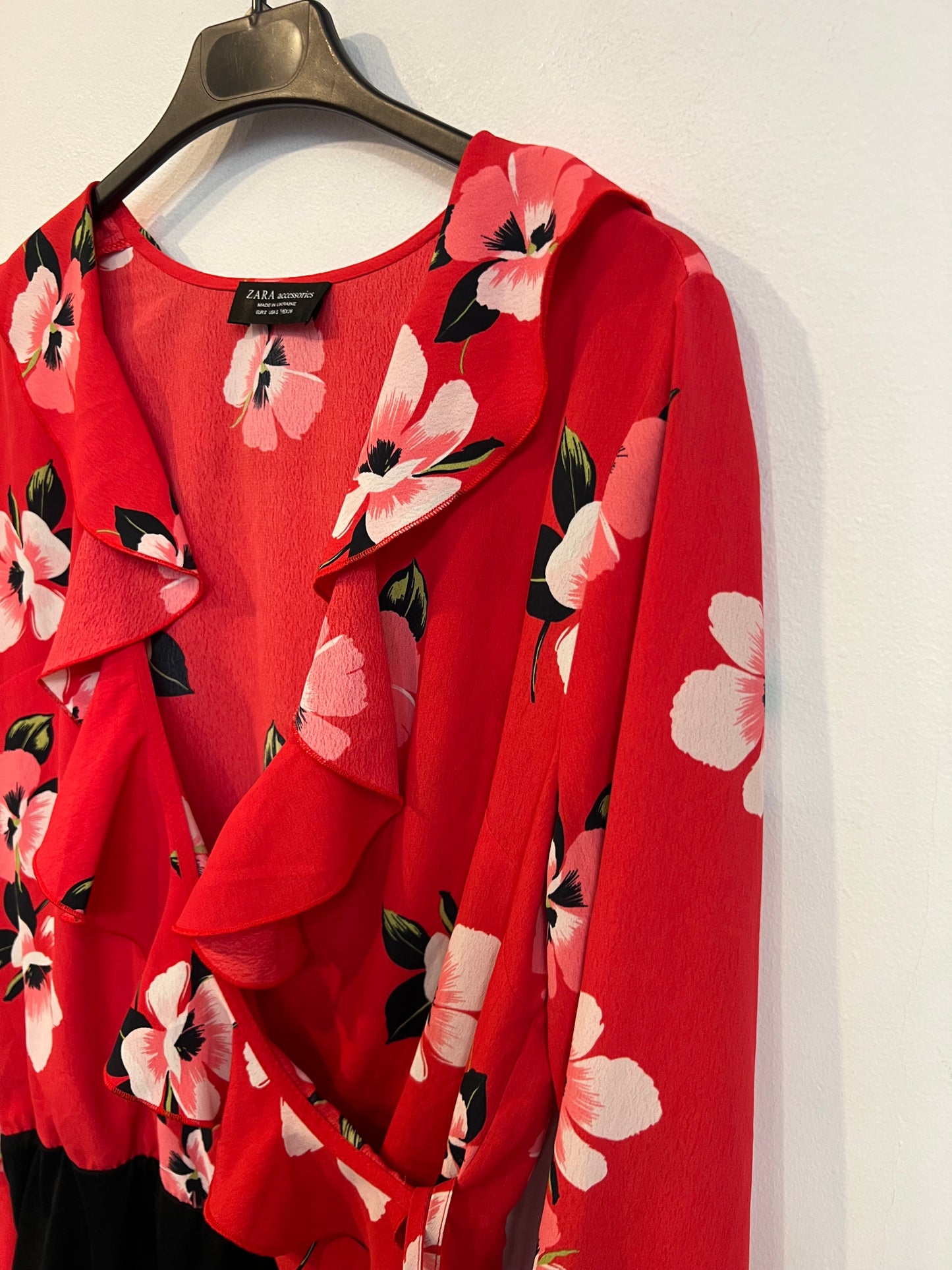 ZARA. Body rojo flores y volantes. T S