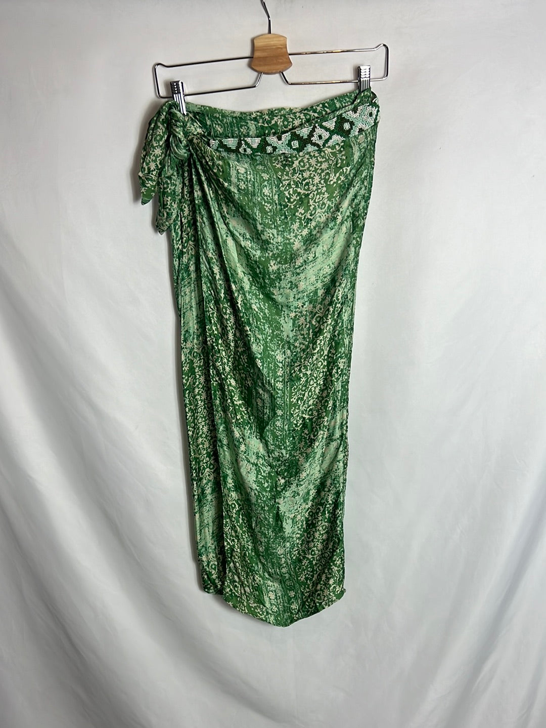 ZARA. Falda midi estilo pareo verde estampada . T XS