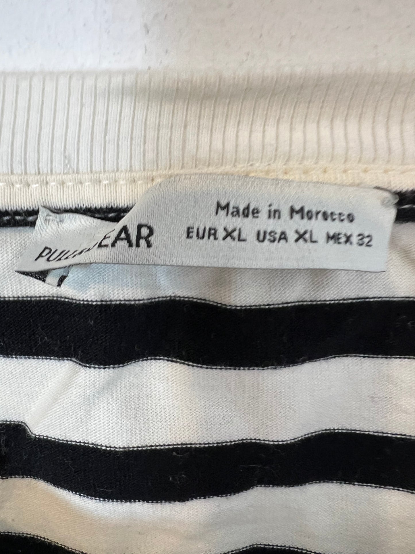 PULL&BEAR. Camiseta rayas  letras verdes. T XL