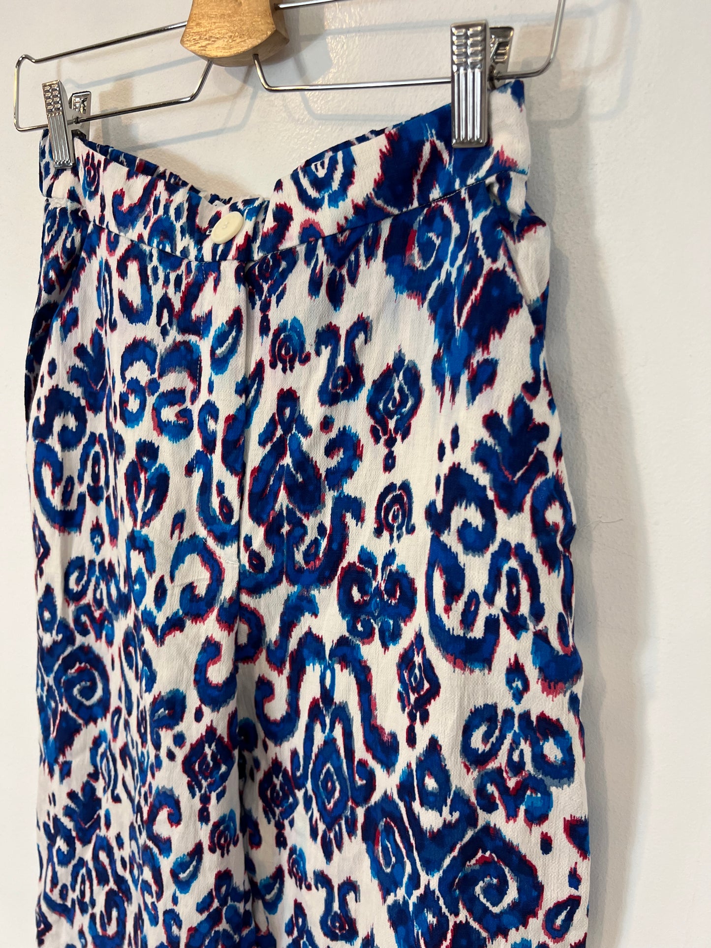 ZARA. Flowy blue printed trousers. Size XS