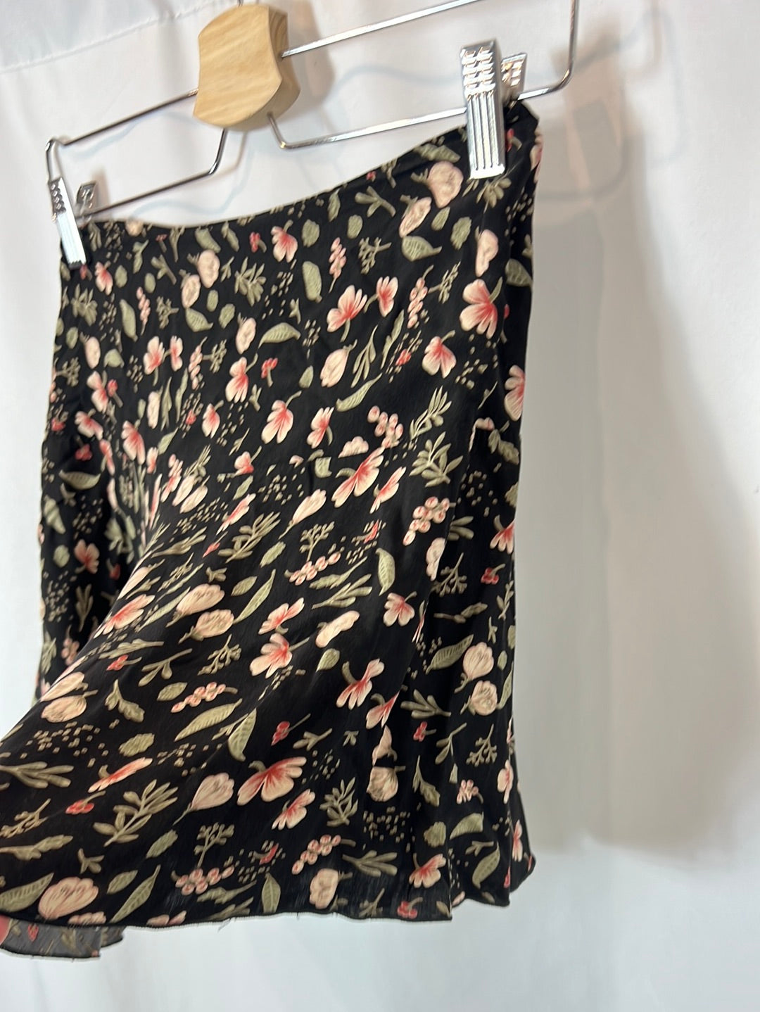 OTHERS. Short flowing floral skirt. XS