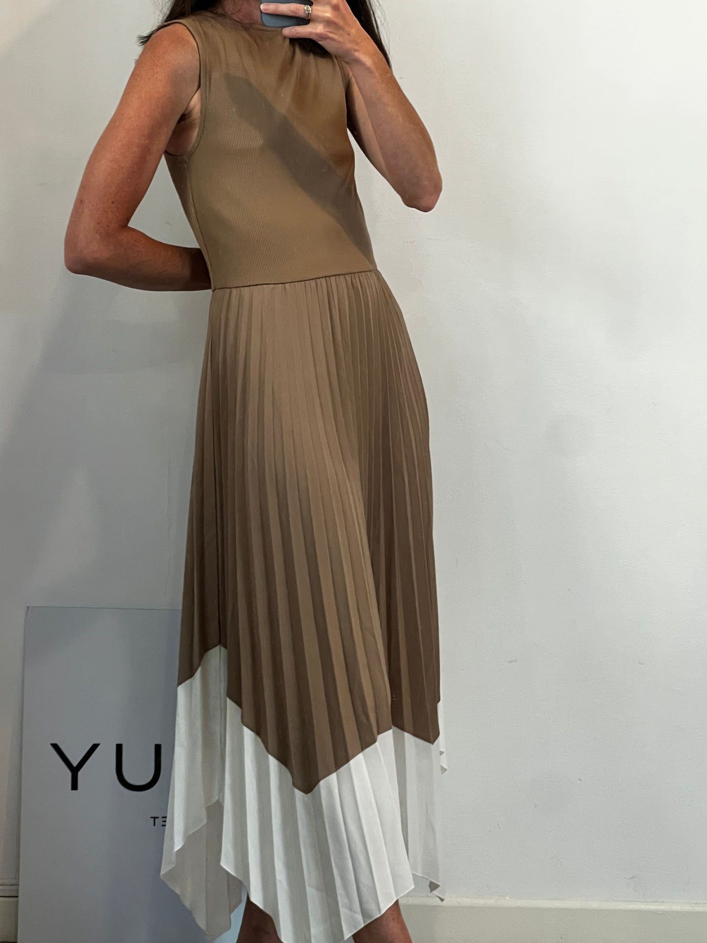 MANGO. Vestido midi plisado bicolor