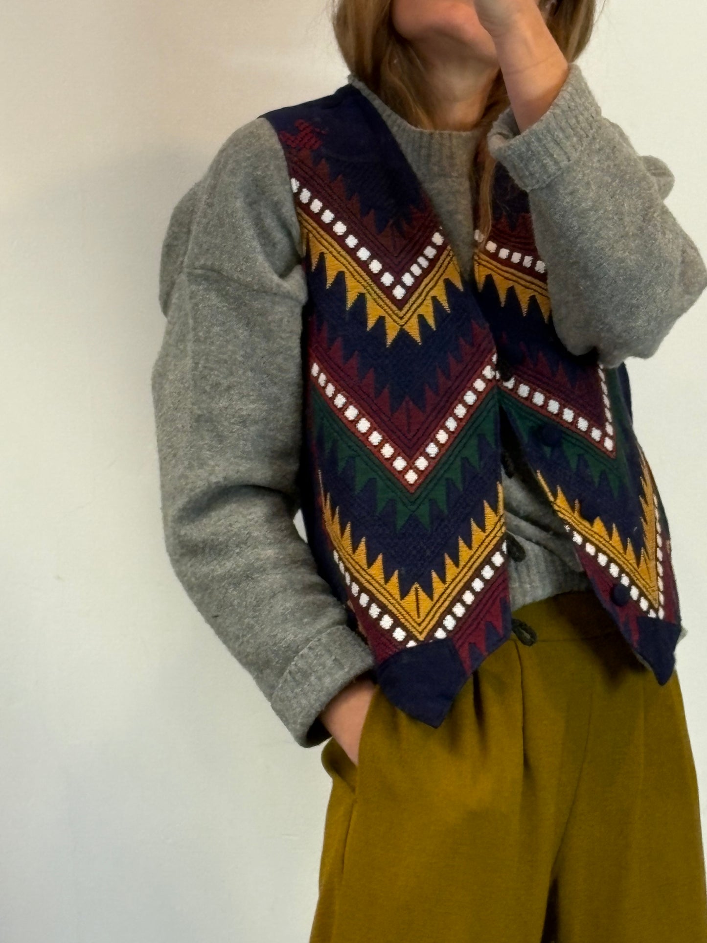 OTRAS. Chaleco azul bordado colores