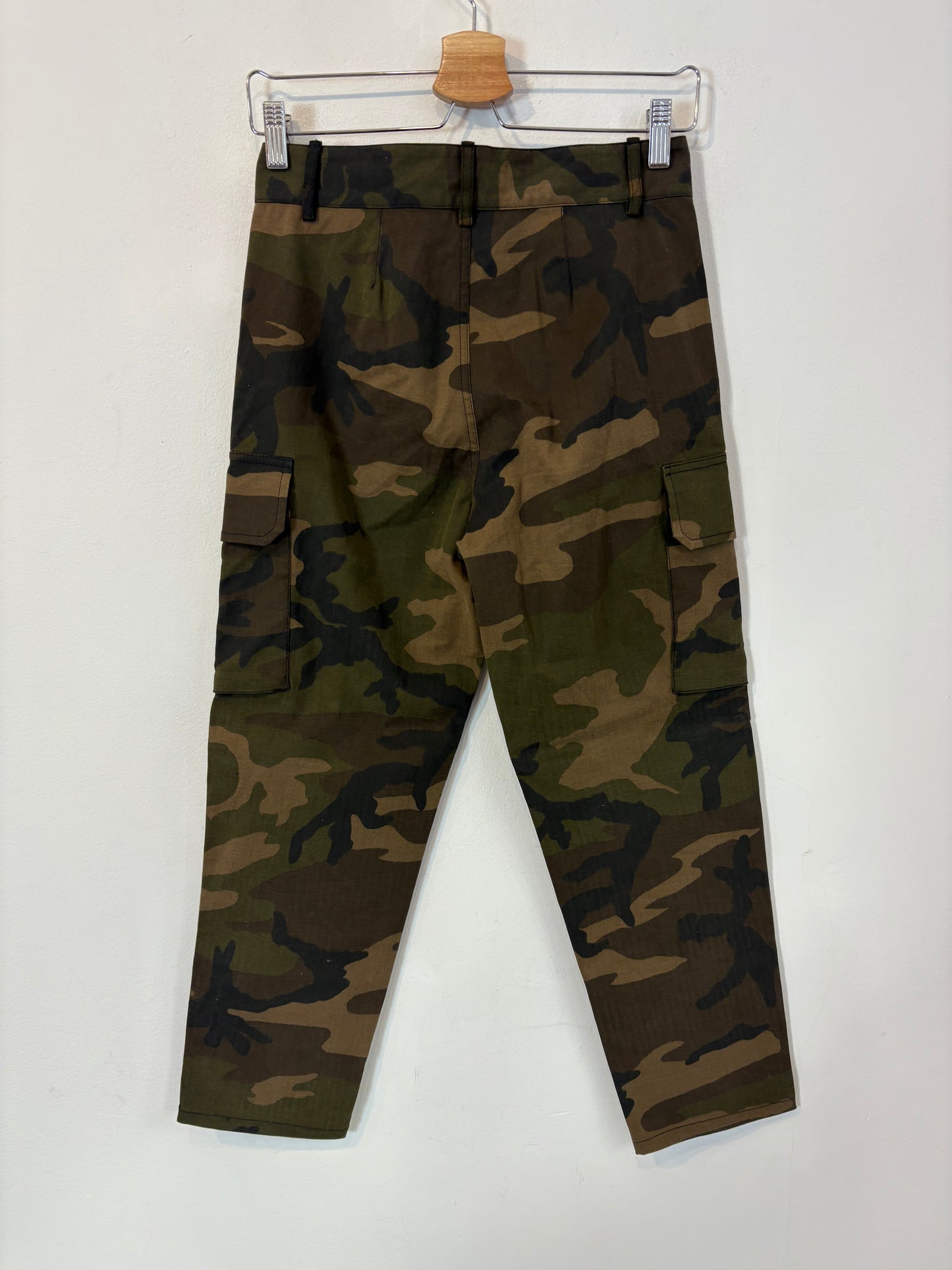 MAJE. Pantalón camuflaje bolsillos