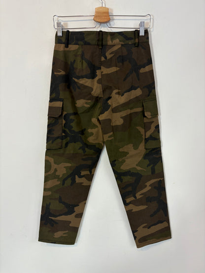 MAJE. Pantalón camuflaje bolsillos