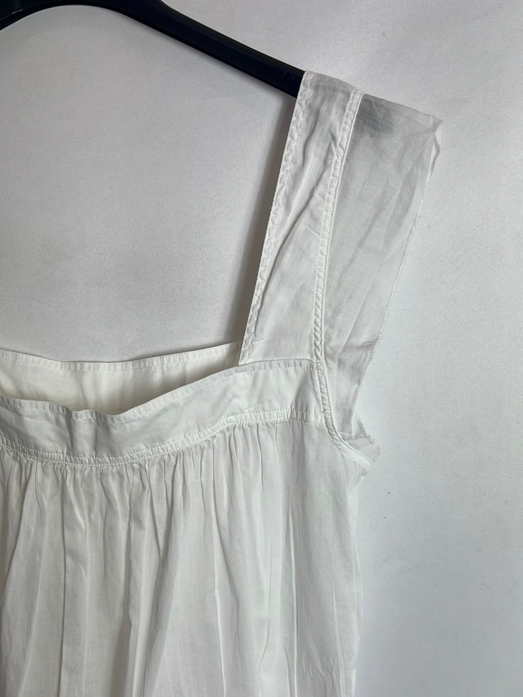 TOP. Top blanco fruncido. TM