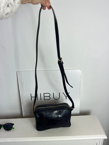 UTERQÜE. Bolso azul piel troquelada