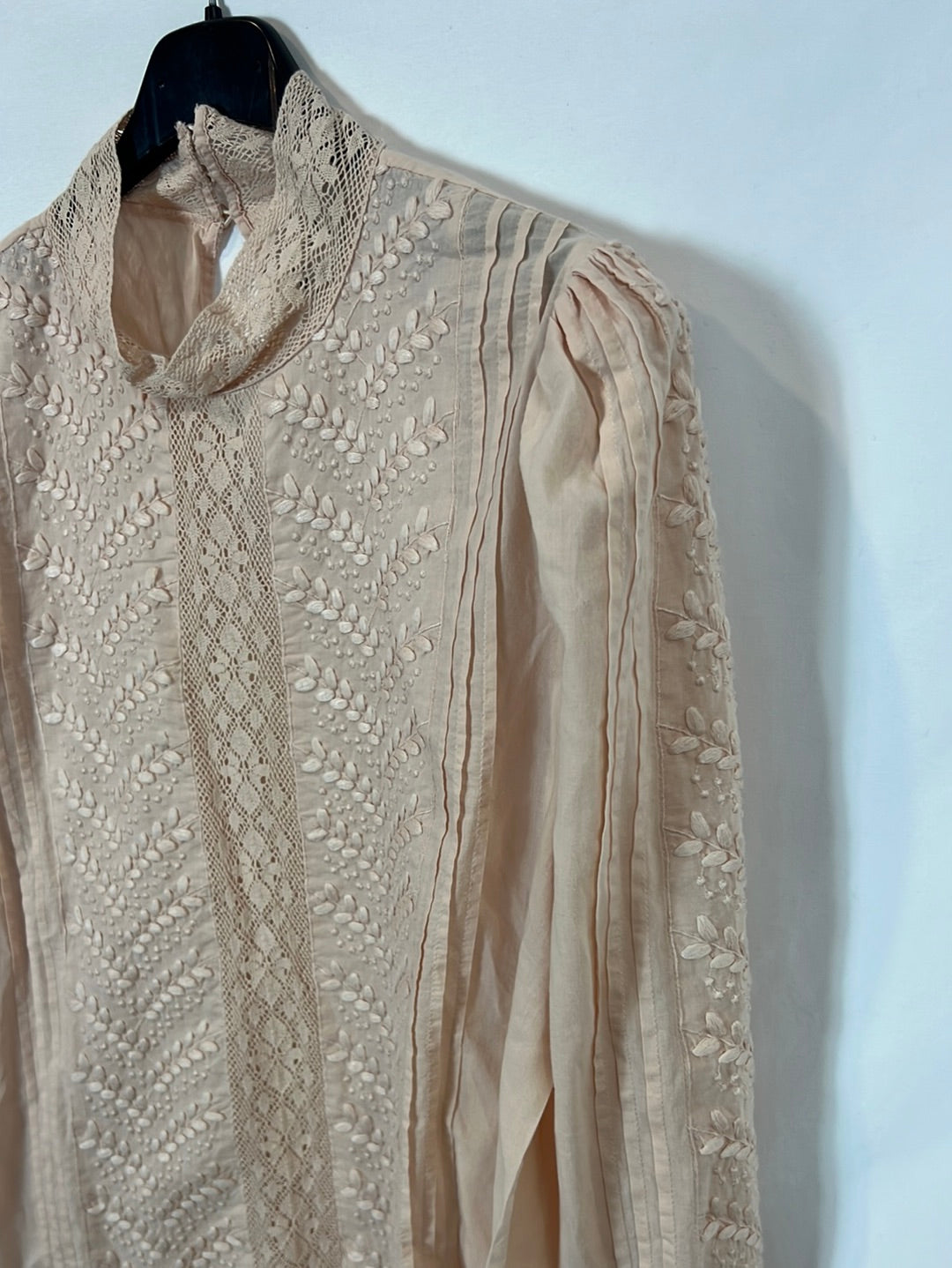 JOLIE JOLIE. pale pink embroidered blouse Tm