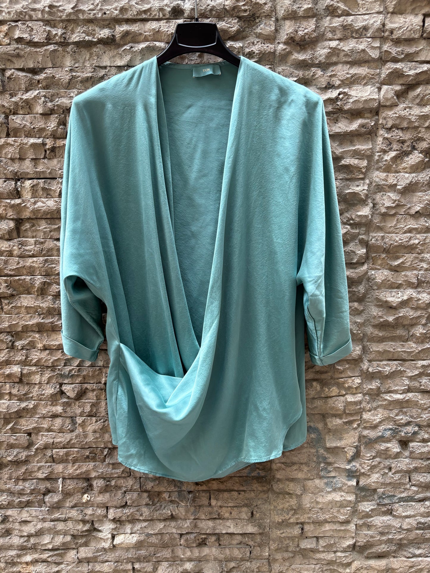 TCN. Top seda azul claro. T S