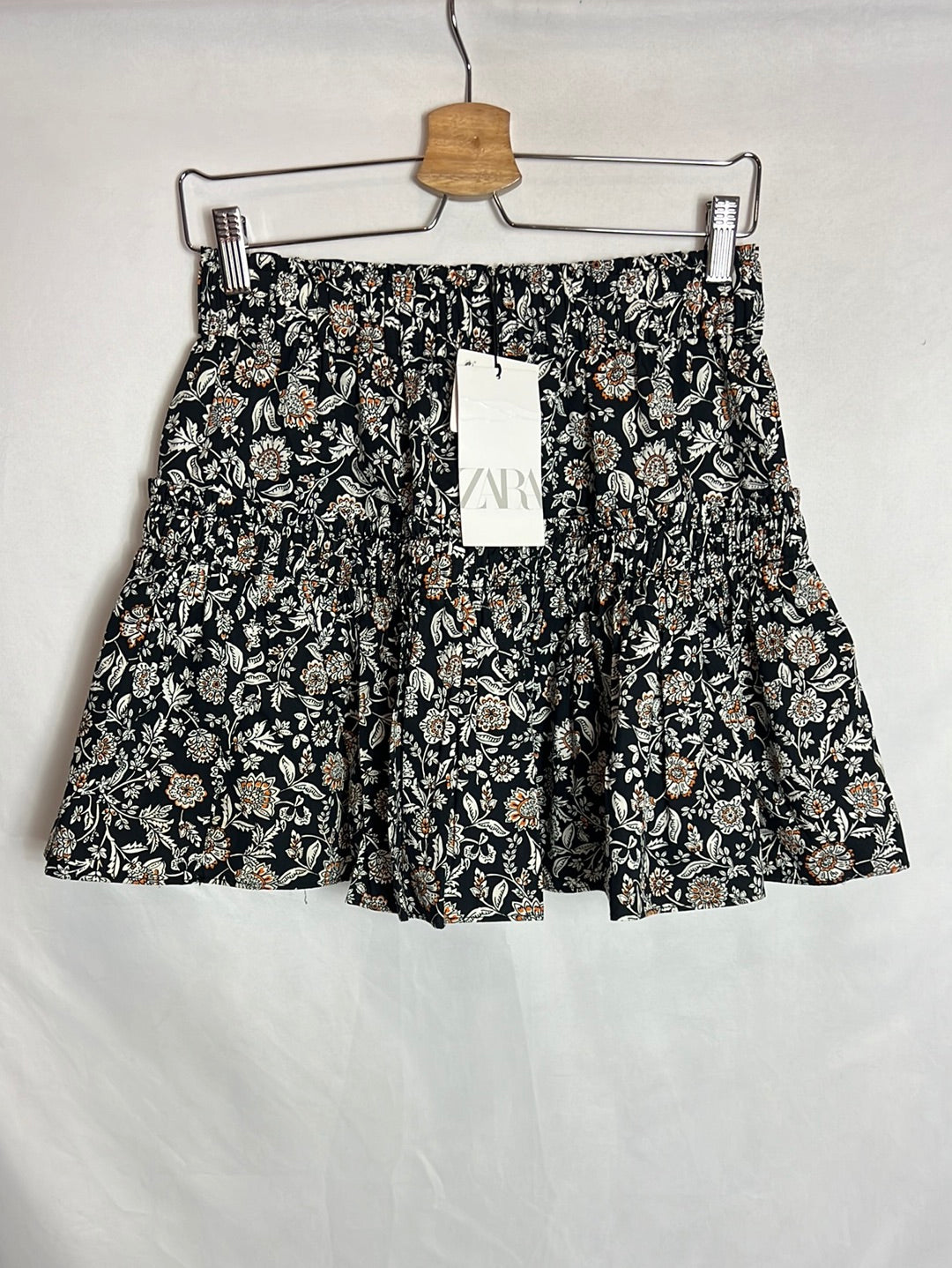 ZARA. Falda negra flores T.s
