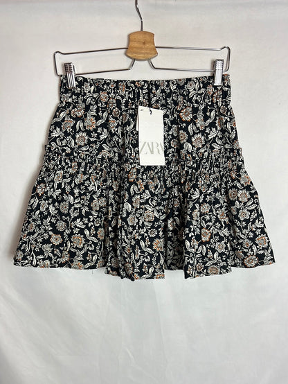 ZARA. Falda negra flores T.s