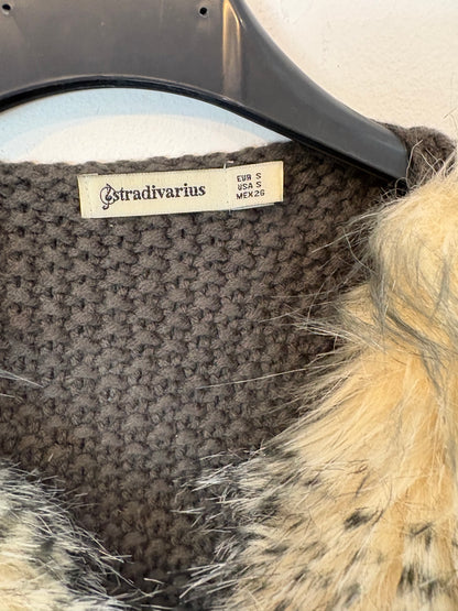 STRADIVARIUS. Chaleco pelo frontal. T S
