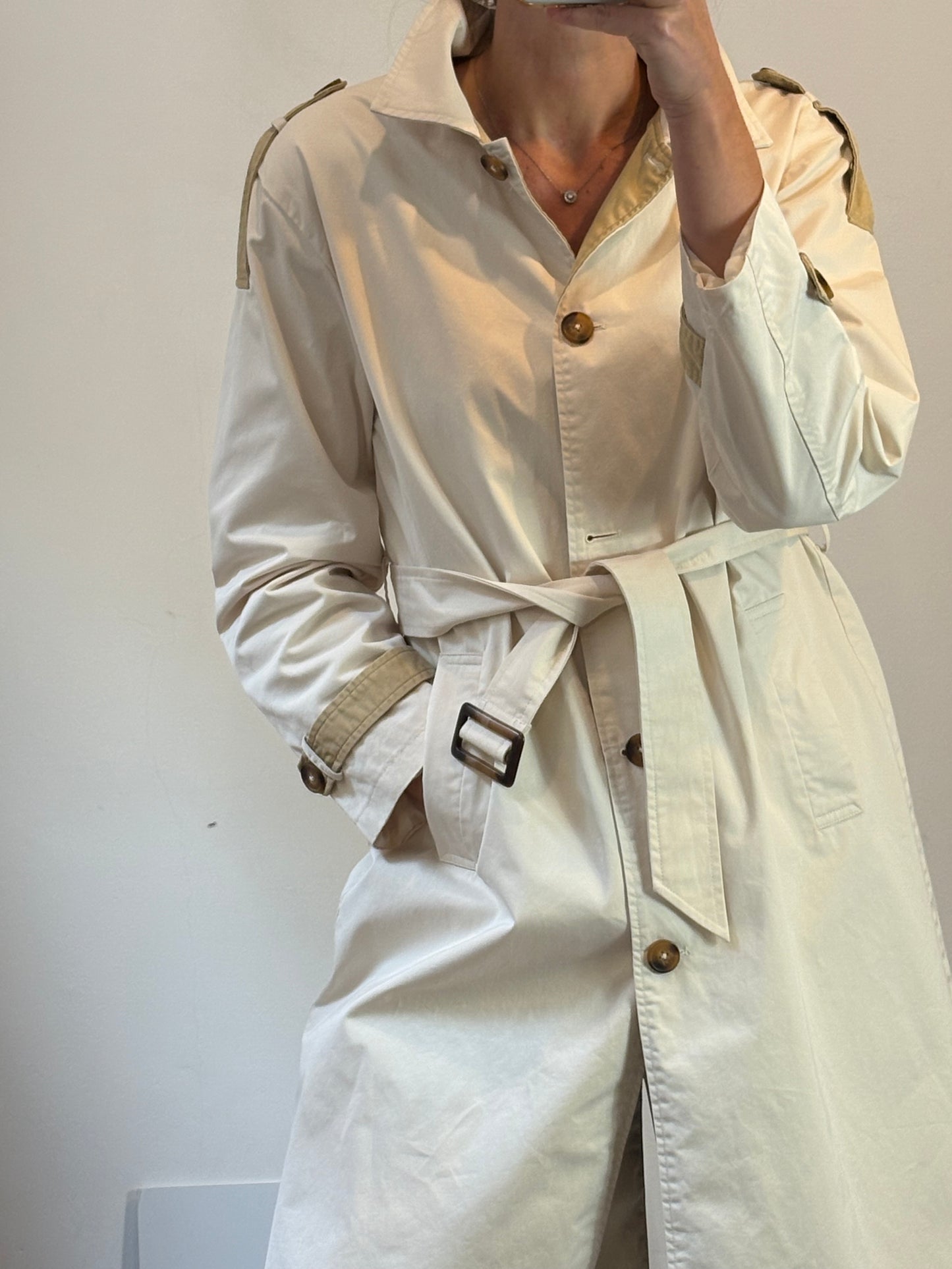 SYSTEMACTION. Gabardina beige cinturón