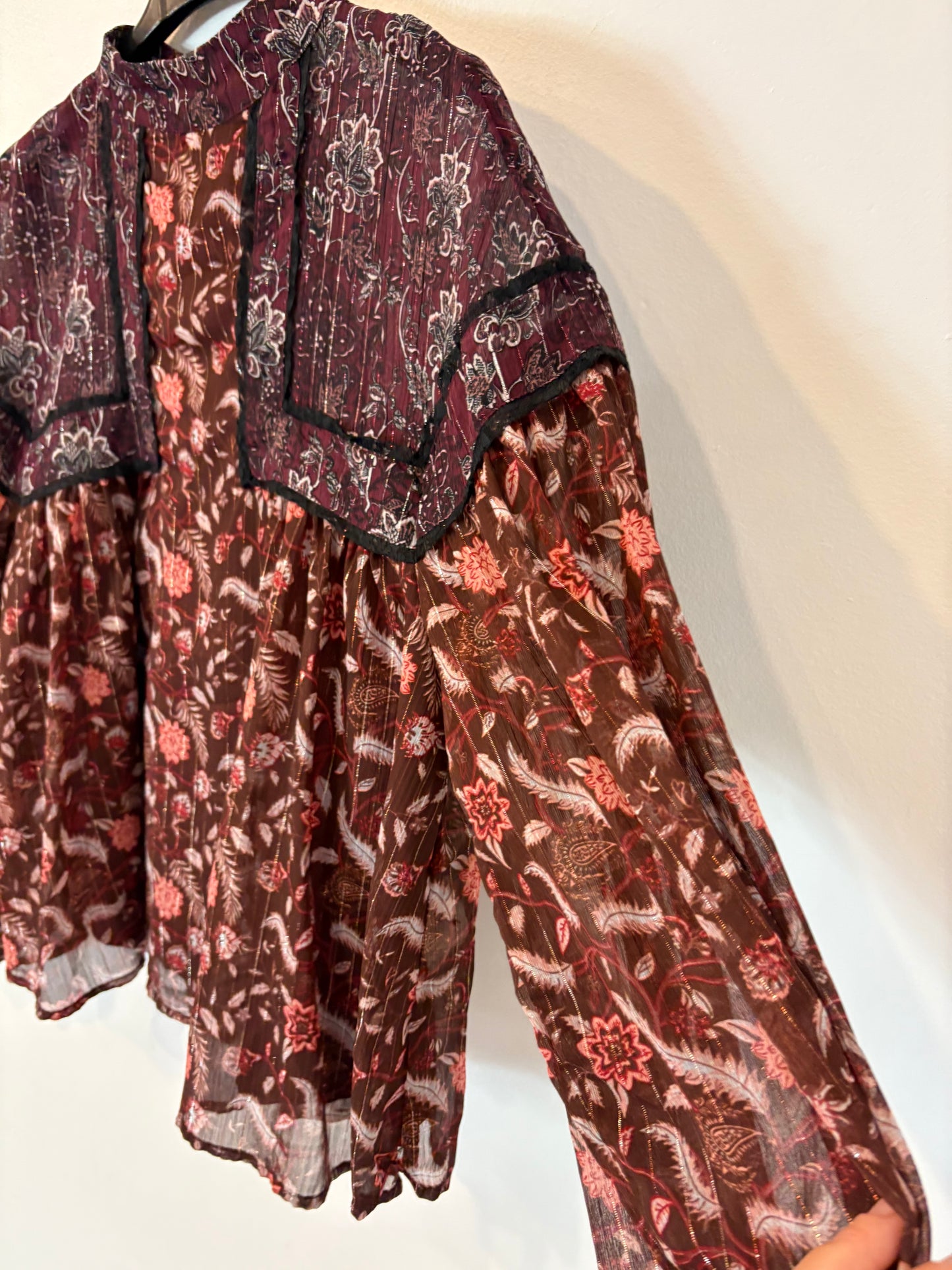 ZARA. Blusa textura tonos burdeos