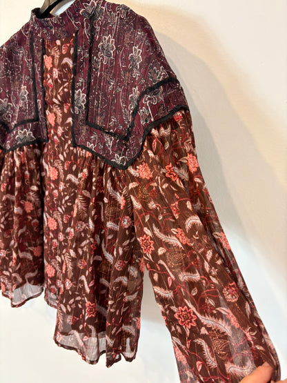 ZARA. Blusa textura tonos burdeos