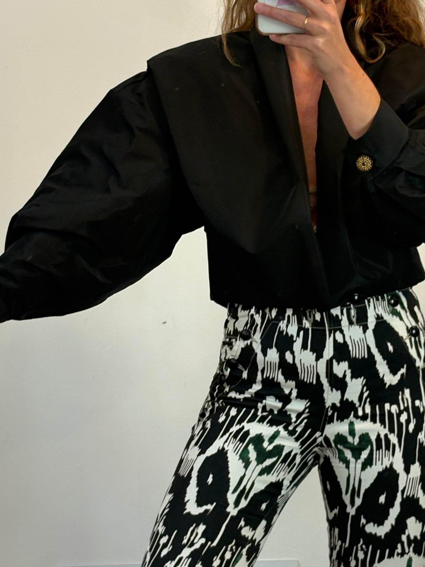 CARMEN MARCH. Chaqueta negra volumen