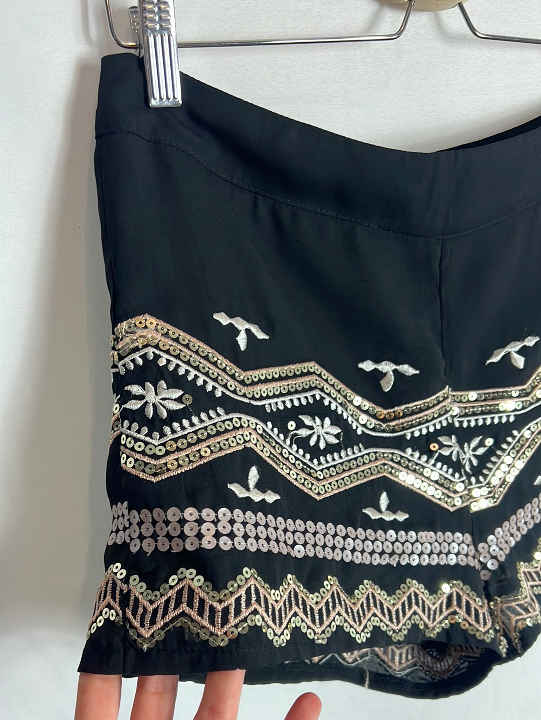 LILY WHITE. Pantalón corto negro bordados y lentejuelas. T M