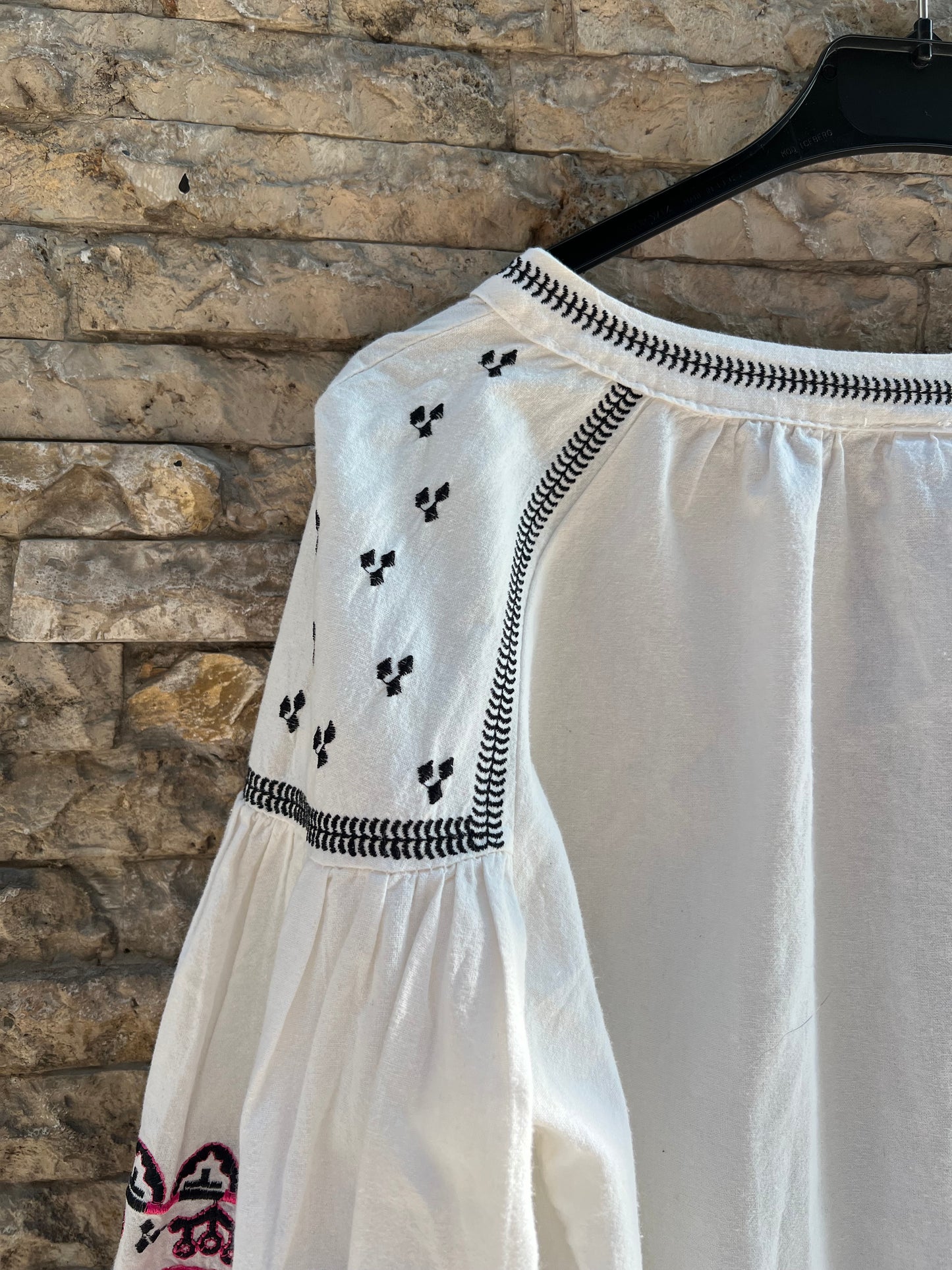 VAULT. Blusa blanca bordada