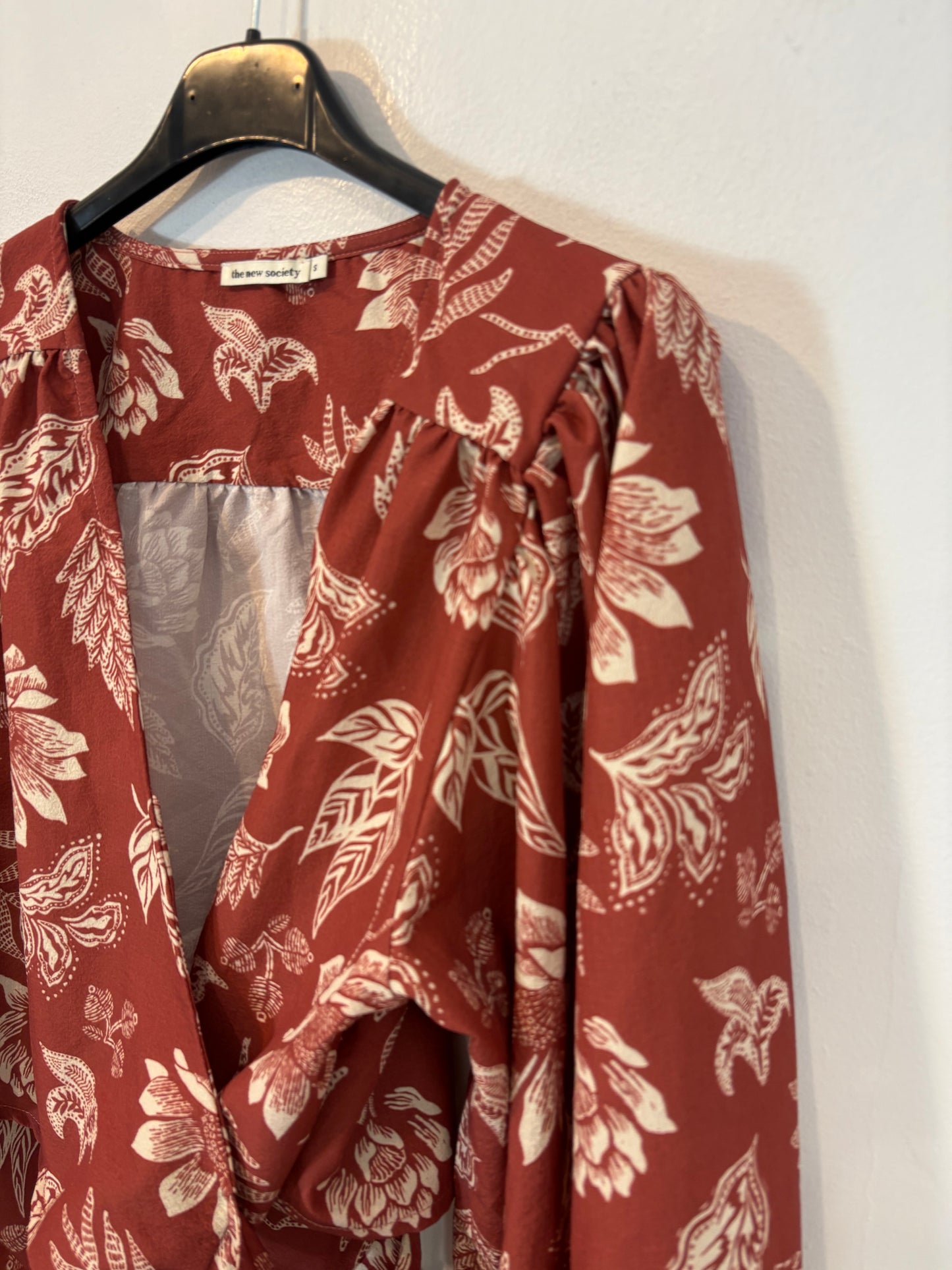 THE NEW SOCIETY. Conjunto blusa y falda cruzada