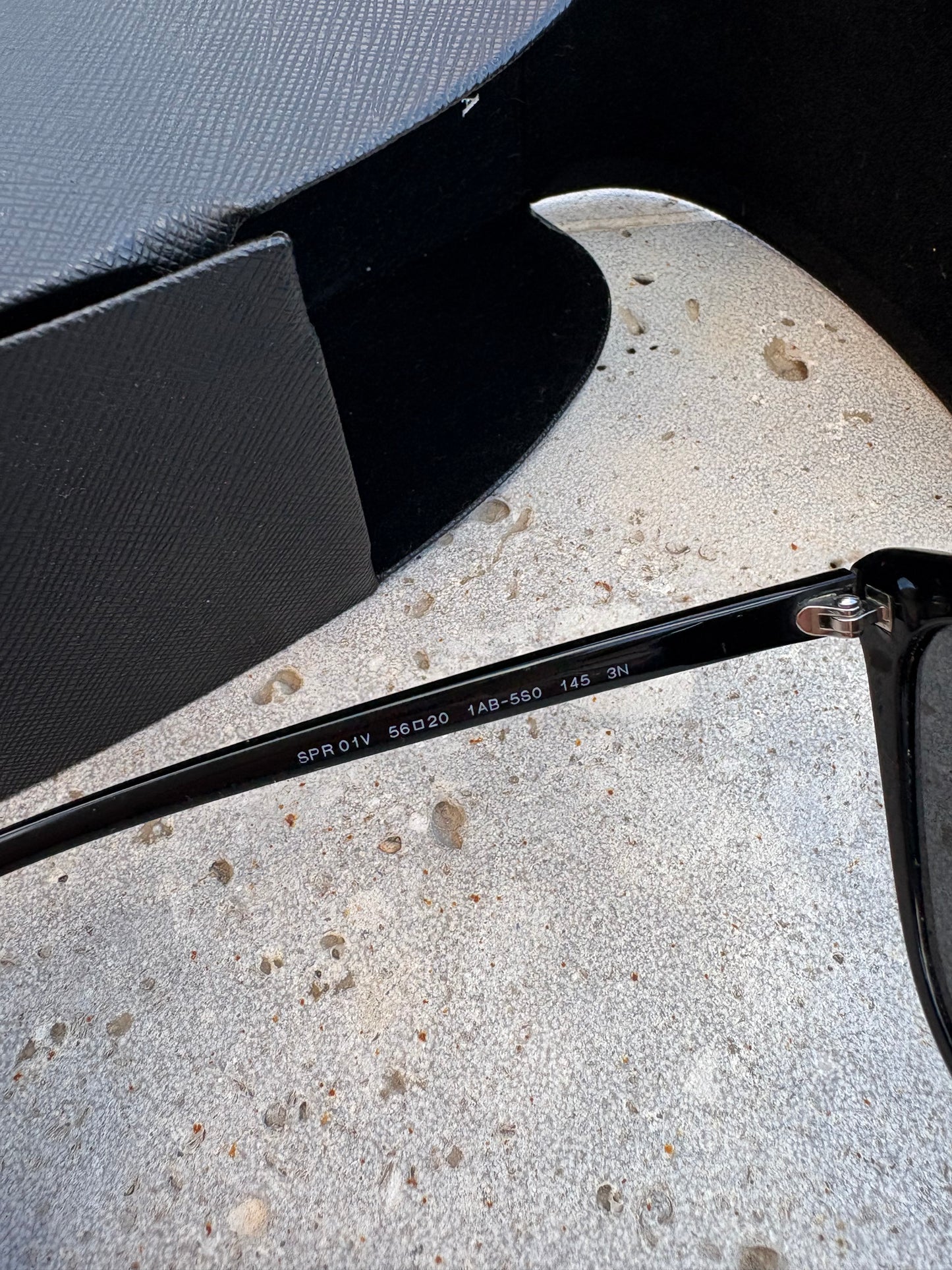 PRADA. Gafas de sol negras